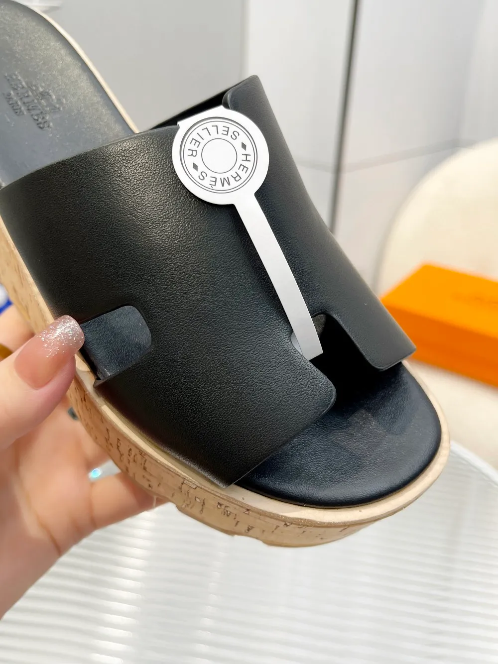 👟👟Ex-factory price 540👟👟 High version of the 2024 spring and summer new HERMES Hermès counter new style. The wedge-heeled Erjiu sandals and slippers, which have been extremely popular recently, are paired with various colorful socks. They are very trendy. Upper: cowhide. Outsole: technological imitation wood sole. Heel height: about 7cm. Size: Female 35-41 (40/41 non-refundable and non-exchangeable)